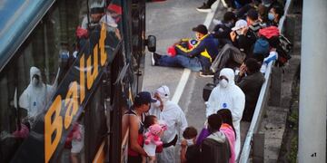 Micro extranjeros (Foto: Clarín)