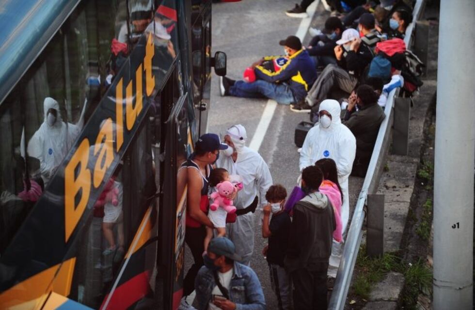 Coronavirus: nueve extranjeros que iban en el micro detenido serán expulsados del país