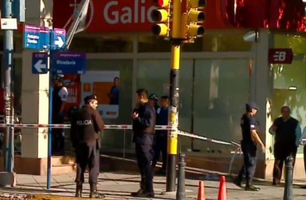 Evacuan un banco frente a la plaza de Godoy Cruz por una amenaza de bomba