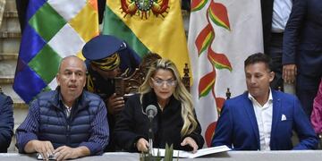 AME8973\u002E LA PAZ (BOLIVIA), 23/11/2019\u002E- La presidenta interina de Bolivia, Jeanine Áñez (c), se prepara este sábado para pronunciar un discurso rodeada de miembros de su gabinete, en el palacio de Gobierno en La Paz (Bolivia)\u002E Áñez advirtió de que no promulgará una ley como la que propone el partido de Evo Morales para darle inmunidad a él y al resto de autoridades que nombró durante su Presidencia\u002E EFE/Stringer