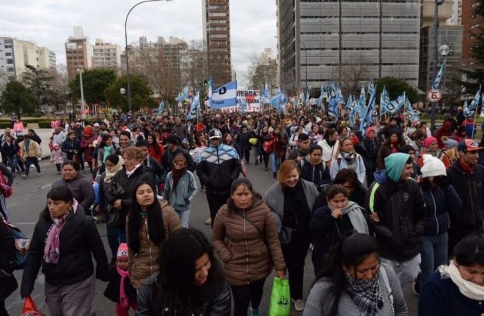La Plata: Marchas y acampe en Plaza San Martín