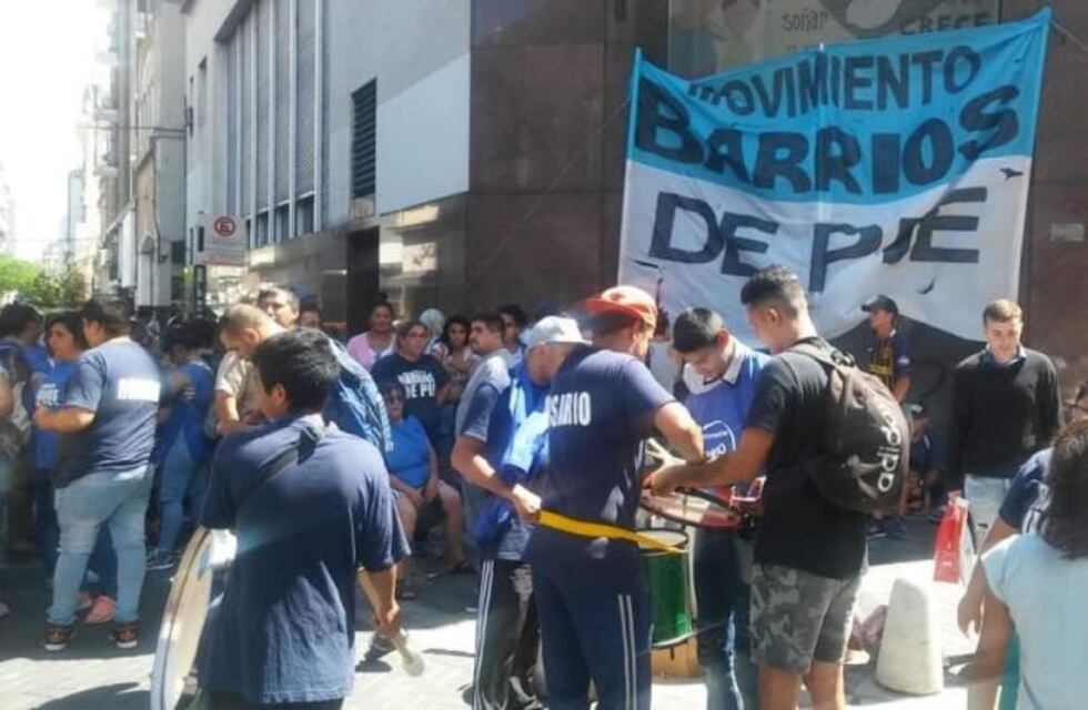 Manifestación y olla popular de organizaciones sociales contra las políticas de ajuste