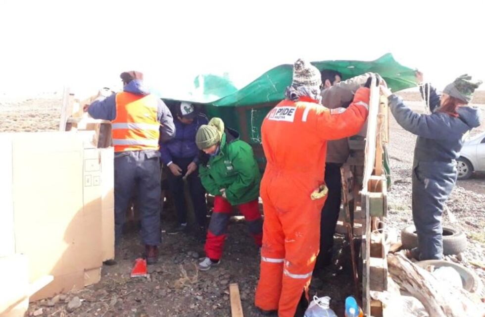 Docentes continúan con los piquetes e instalaron carpas en ingreso a yacimientos