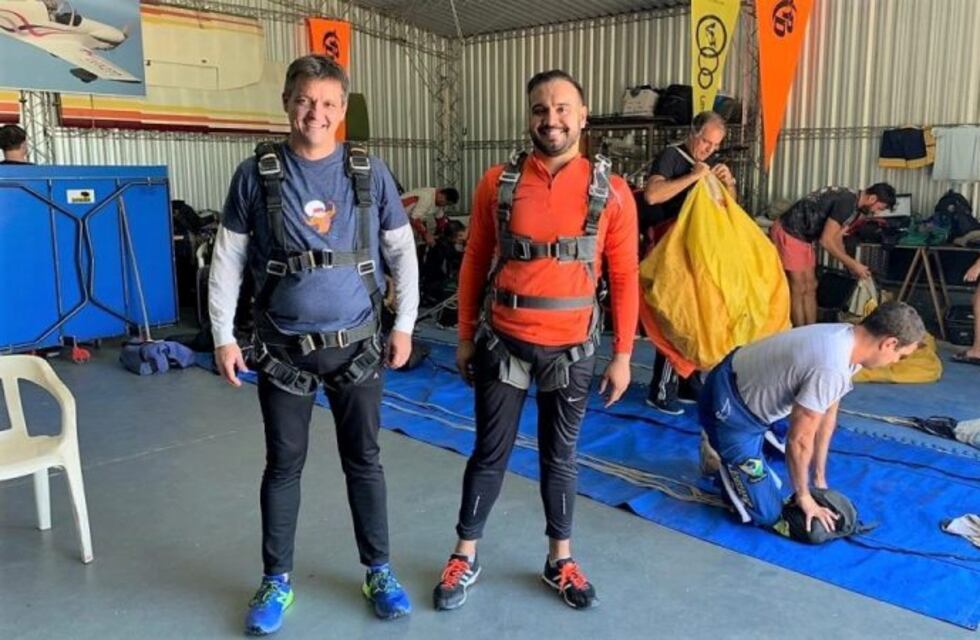 El intendente Altolaguirre tuvo su salto de bautismo en paracaídas