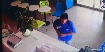 Momento en que Osorio saca el arma y roba en una heladería\u002E