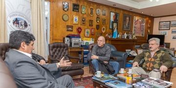 Jugadores de hockey de Ushuaia junto a Juan Carlos Arcando