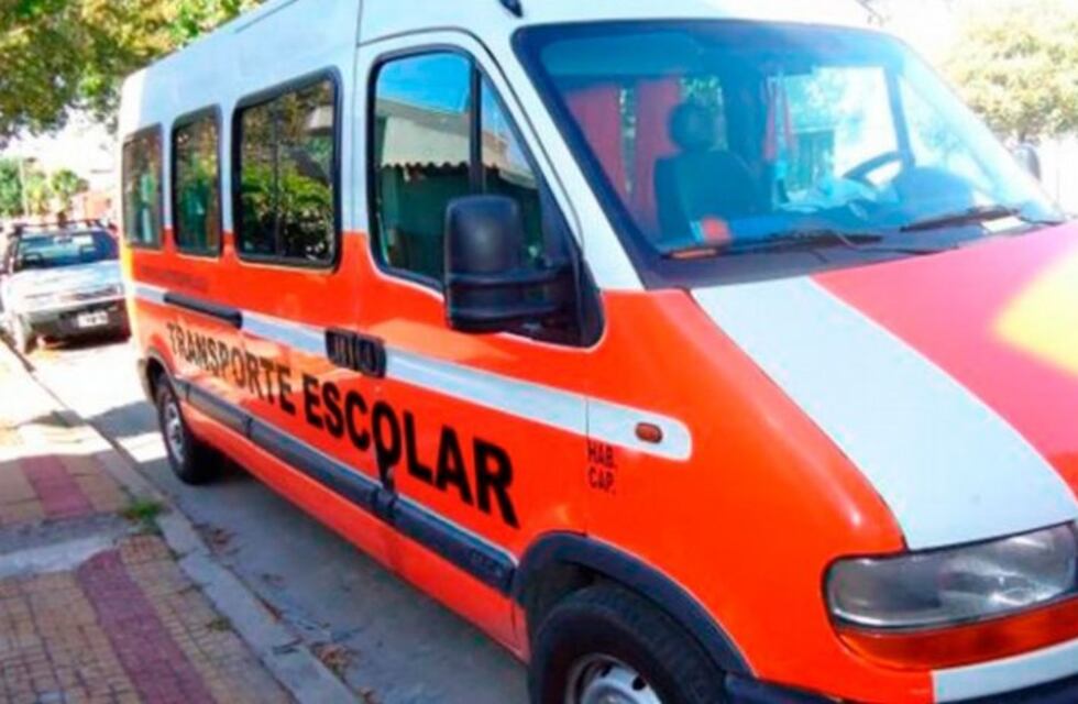 Conductor escolar quiso evitar un control y dejó solos a quince alumnos en un local de comidas