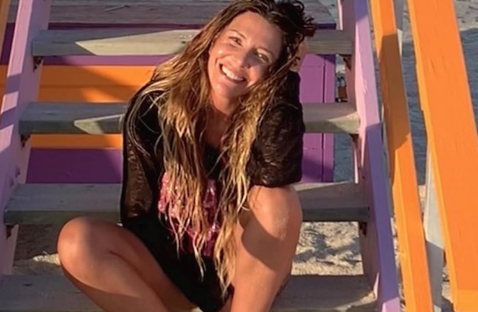 Mónica Ayos se disfrazó de "La Mujer Maravilla" para hacer las tareas del hogar