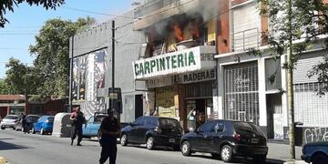 Bomberos de la Ciudad combaten un incendio en un edificio de dos pisos en Palermo\u002E Twitter @Manducha_)