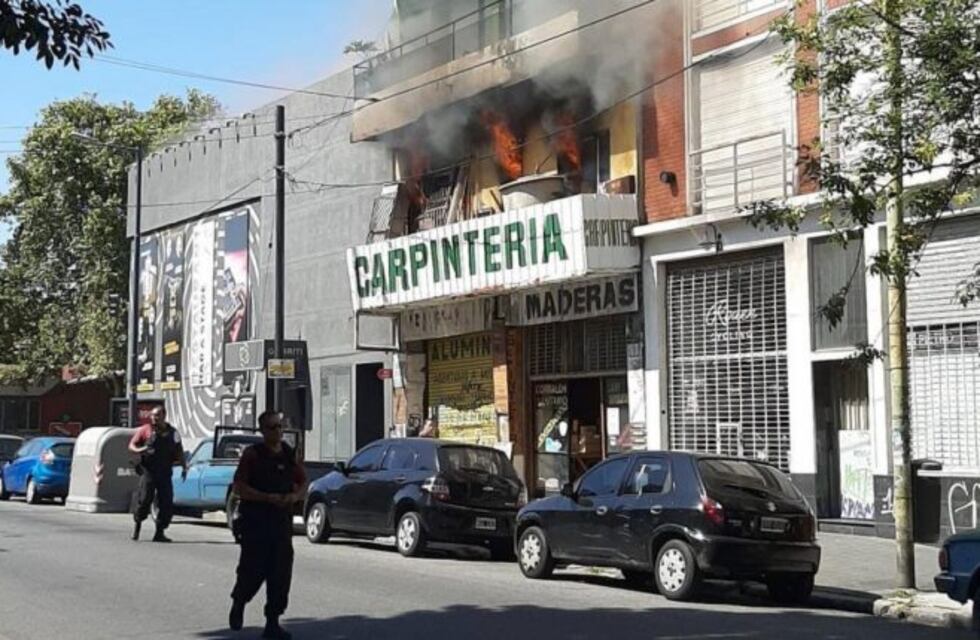 Se incendió una carpintería en Palermo y trasladaron a nena por inhalación de humo