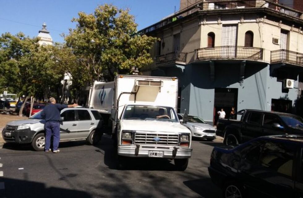 Repartidores de SanCor protestaron frente a la sede de Gobernación por la compleja situación de la empresa