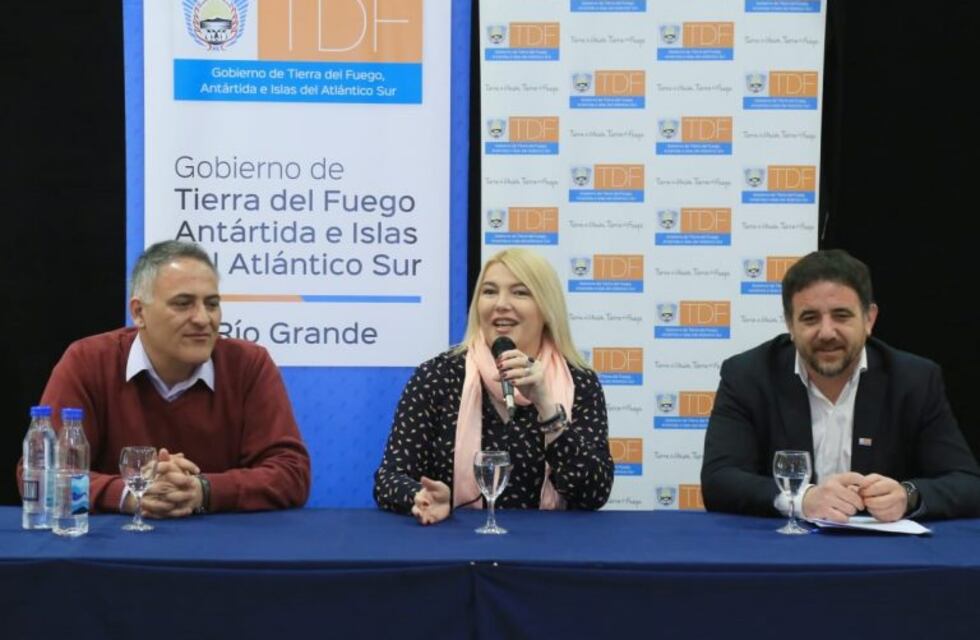 Bertone firmó la titularización de 221 docentes