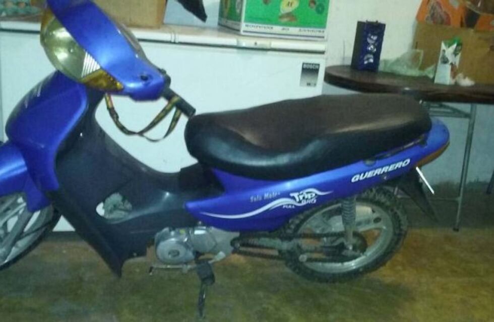 Estacionó la moto afuera de su casa, sintió un ruido y cuando salió, se la habían llevado