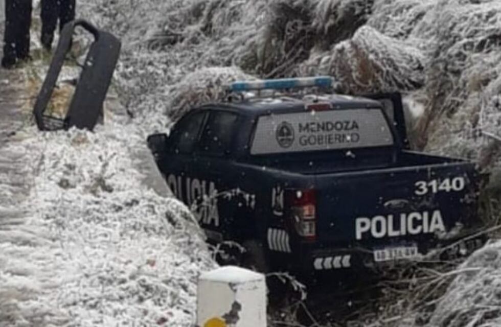 Un móvil policial patinó y cayó a un canal