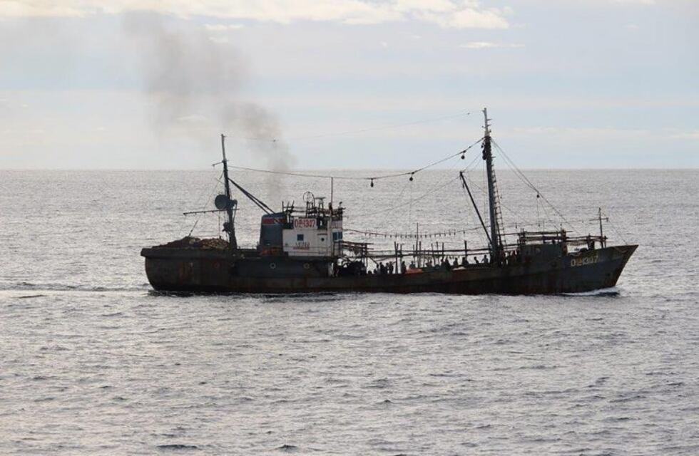Se hundió un barco pesquero en Río Negro: buscan a dos tripulantes