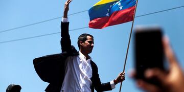 El jefe del Parlamento venezolano, Juan Guaidó , saluda a su llegada, este lunes en la salida del Aeropuerto Internacional de Maiquetía Simón Bolívar (Foto: EFE/ Rafael Hernández)