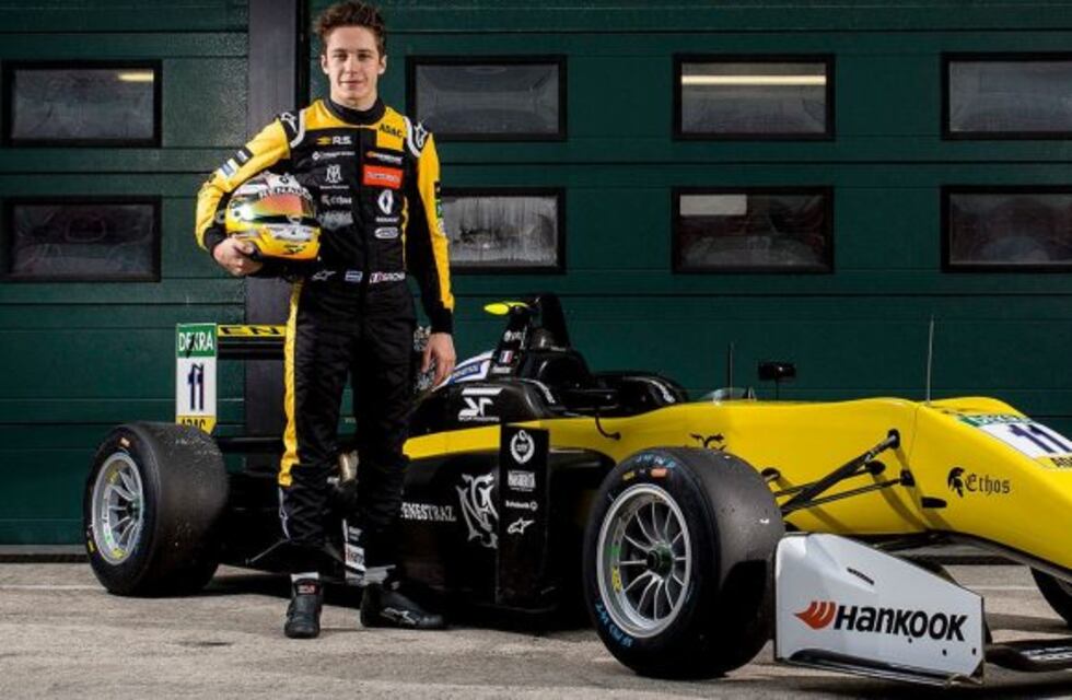 Sacha Fenestraz, junto a Renault F1 en Mónaco