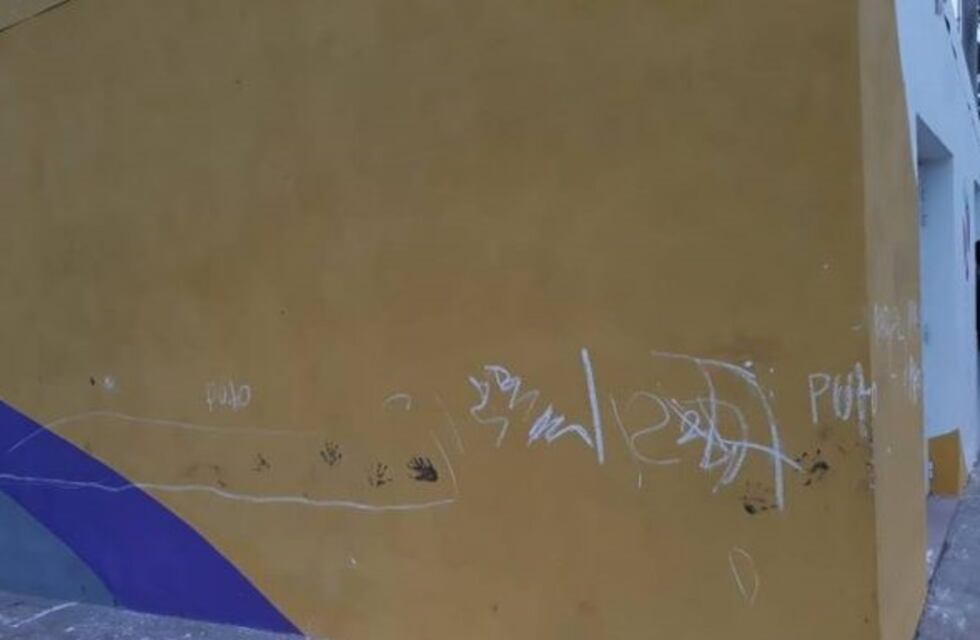 Nene pinta y destruye... mamá y papá reparan los daños