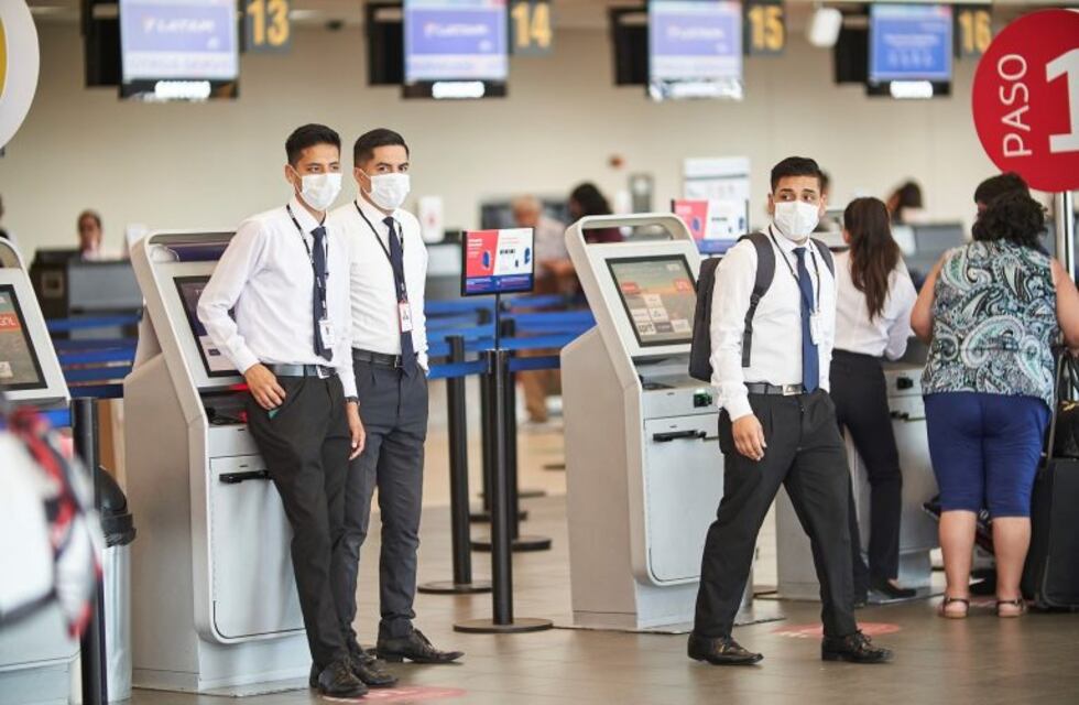 Latam reconoce que no puede repatriar a 10.000 argentinos por el cierre del espacio aéreo de Perú