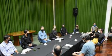 El intendente Luis Castellano, la Federación de Entidades Vecinales y el Jefe de la Unidad Regional de Policía, Claudio Romano