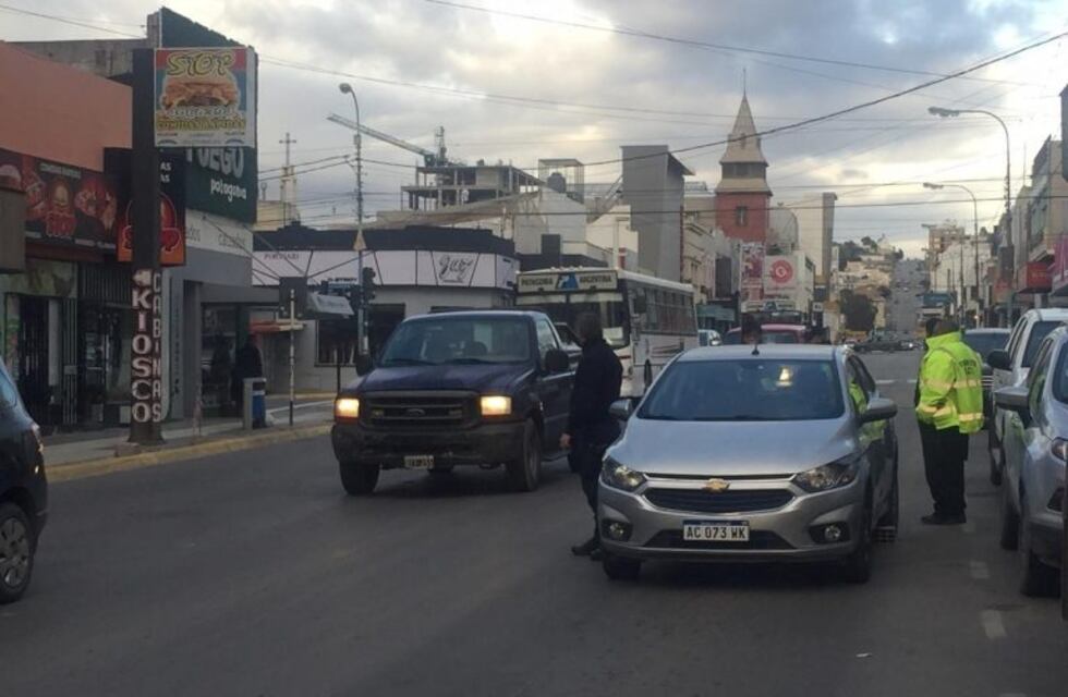 Un auto circuló sin conductor por el centro y lo detuvo la policía