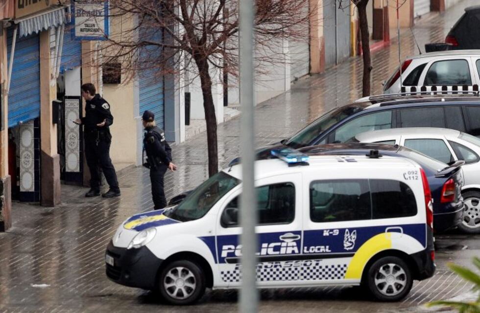 Sacó a pasear un perro de peluche para eludir el aislamiento en España y lo sorprendió la policía