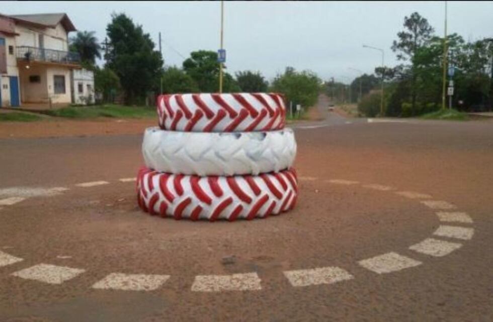 Insólito: un intendente construyó una rotonda con neumáticos y la inauguró en un acto