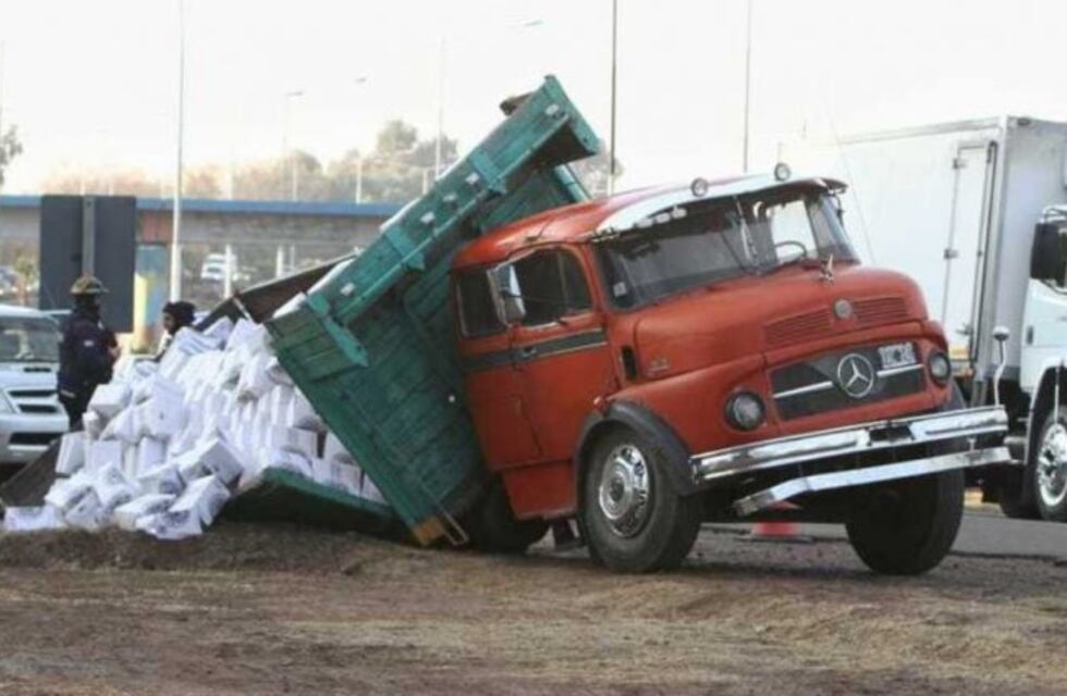 Volcó un camión con vino en el Acceso Este