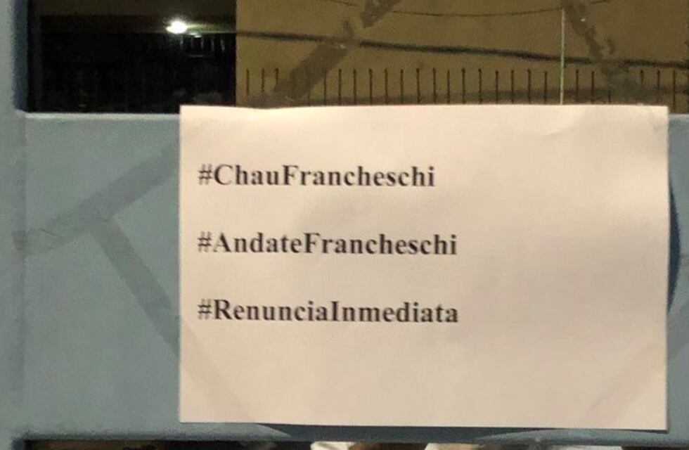 Así fue el "banderazo" de un grupo de hinchas Belgrano pidiendo la renuncia de los dirigentes