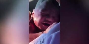 Dio a luz camino al hospital y su hijo de diez años filmó el video, que se hizo viral