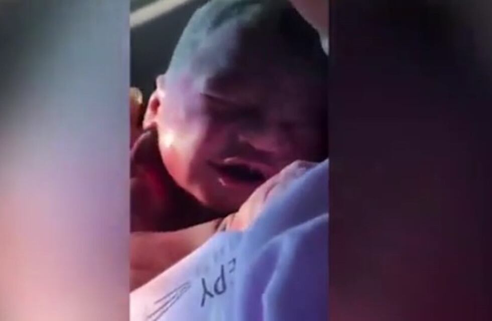 Dio a luz en el auto, camino al hospital y su hijo de 10 años lo filmó: "El bebé ya viene"