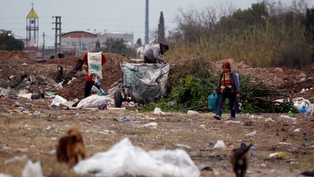 People collect garbage for recycling, at a dump in Villa Palito, La Matanza, on the outskirts of Buenos Aires, Argentina, July 29, 2015. REUTERS/Marcos Brindicci la matanza  la matanza crisis social pobreza gente recolectando basura para reciclar en basur