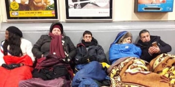 Funcionarios pasan la noche en calles de París para alertar sobre situación de los sin techo\u002E