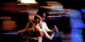 A couple competes during the 2010 Tango World Championship Salon category in Buenos Aires, Argentina, Monday Aug\u002E 23, 2010\u002E  (AP Photo/Natacha Pisarenko) buenos aires  campeonato Mundial de Baile de Tango pareja bailarin bailarines de tango gente bailando categoria salon