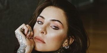 Candelaria Tinelli posó en las redes sociales en topless y con una pitón