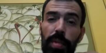 Un youtuber le extirpó los genitales a su amigo a cambio de dinero\u002E (Captura)