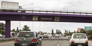 Los delincuentes arrojaron piedras a la calzada del Acceso Sur, originando que dos vehículos reventaran sus cubiertas. Cuando los conductores se detuvieron, los asaltaron. Foto: Los Andes.