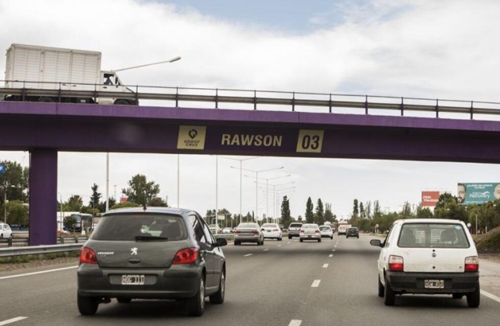 Tiraron piedras a dos autos, les reventaron las cubiertas y asaltaron a dos conductores