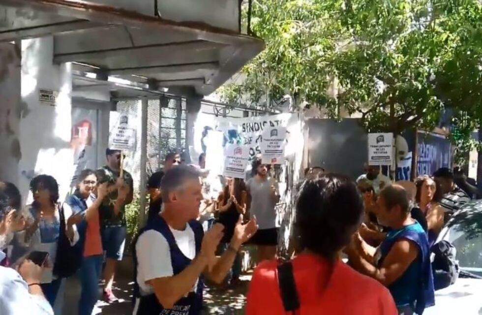 Trabajadores de prensa protestaron por el conflicto salarial en LT3 y los despidos en Radio Nacional
