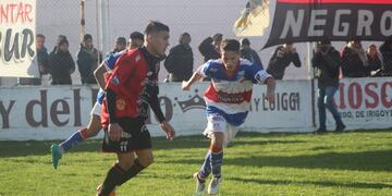Matías Casco ante la mirada de Julián Pérez