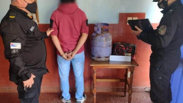 El joven mintió que su novio se encontraba borracho y mientras ella iba a buscarlo, le robó.