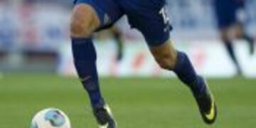 Boca Juniors' forward Emmanuel Gigliotti controls the ball during their Argentine First Division football match against San Lorenzo, at the Nuevo Gasometro stadium in Buenos Aires, Argentina, on November 3, 2013. AFP PHOTO / Alejandro PAGNIrn cancha de s