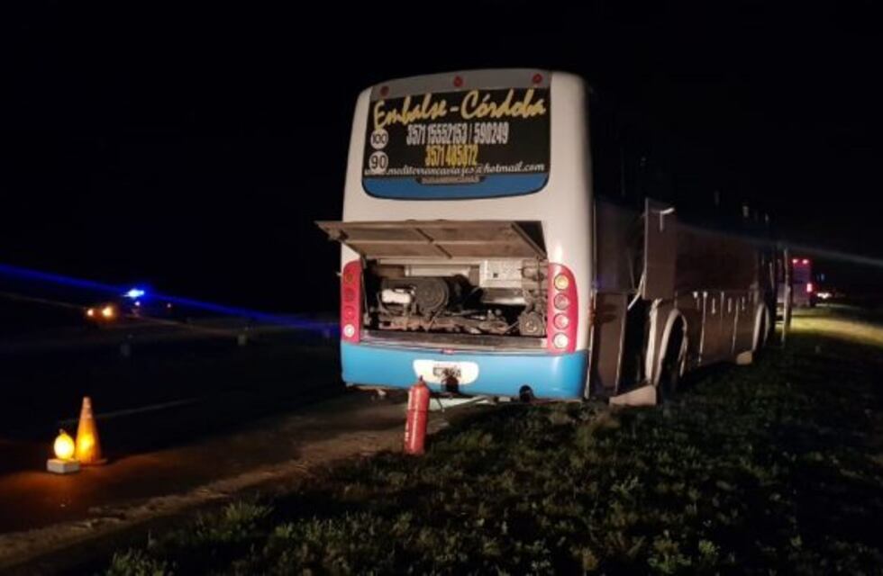 Susto en la ruta: tomó fuego un colectivo con los pasajeros dentro