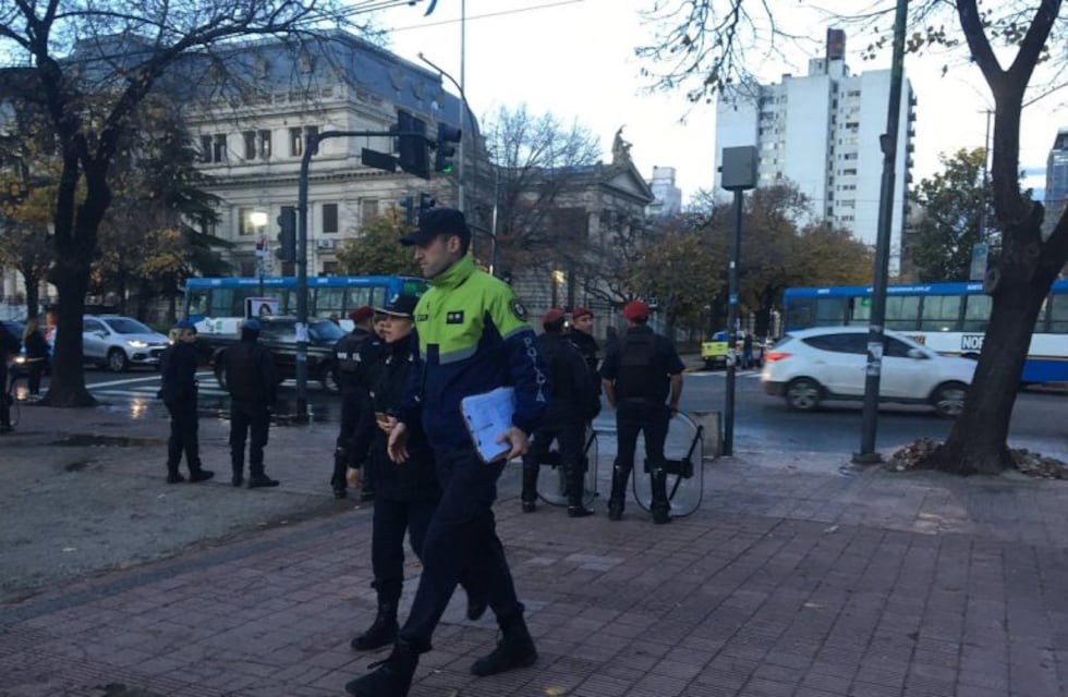 La policía platense desaloja a manteros en la Plaza San Martín