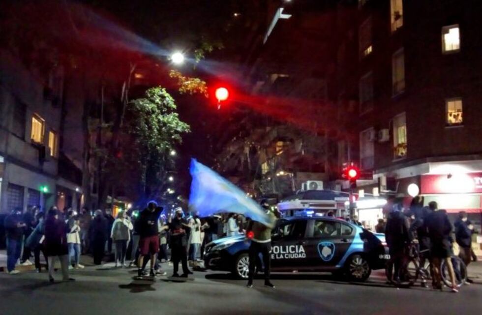 Ante la versión de que Lázaro Báez cumplirá la domiciliaria en Belgrano, los vecinos cortaron la calle para protestar