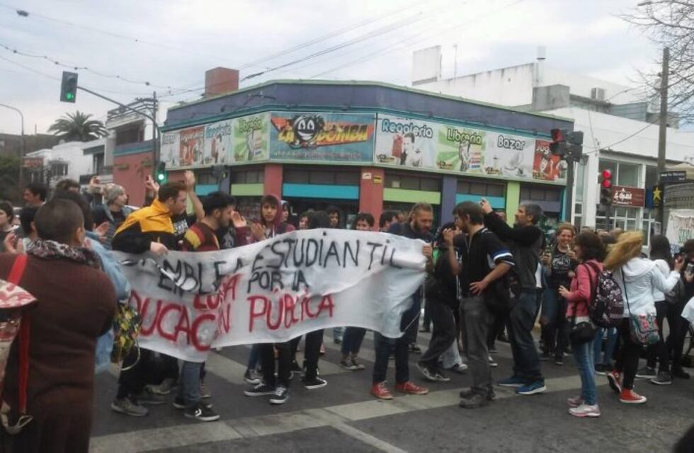 Sentada de estudiantes frente a la Técnica Nº 2 en defensa de la educación pública