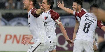 Soccer Football - Copa Sudamericana - Semifinal - Second Leg - Atletico Mineiro v Colon de Santa Fe - Mineirao Stadium, Belo Horizonte, Brazil - September 26, 2019 Colon de Santa Fe's Luis Rodriguez and Federico Lertora celebrate winning the penalty shootout REUTERS/Washington Alves