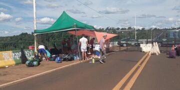 Finalmente ingresaron a la Argentina las personas varadas en el puente