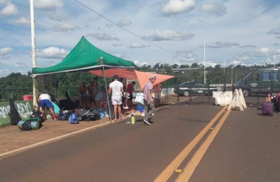 Finalmente ingresaron a la Argentina las personas varadas en el puente