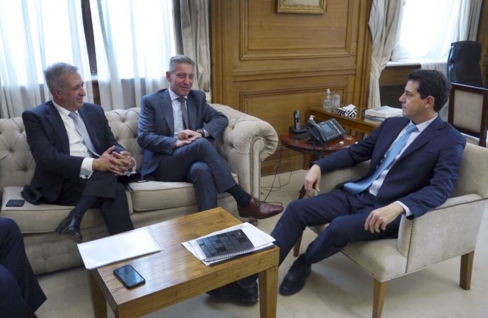 Arcioni se reunió con Wado de Pedro por ayuda para Chubut
